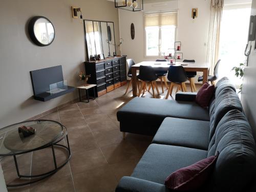 een woonkamer met een bank en een tafel bij Un instant avec vous in Saint-Martin-Boulogne