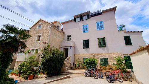 Split Old Town Apartments With Sea View