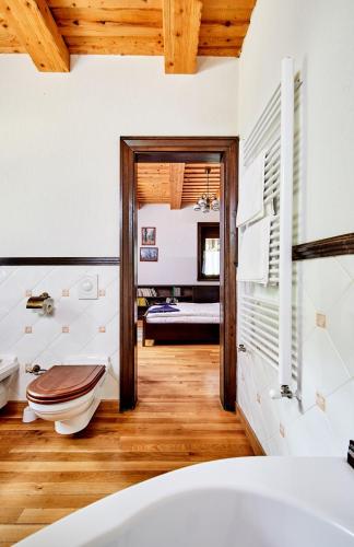 a bathroom with a toilet in a room at Villa Szalamandra - az Erdőszéle in Matraalmas