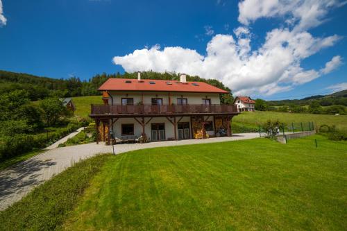 duży dom na wzgórzu z zielonym trawnikiem w obiekcie Cudne Manowce w Wiśle