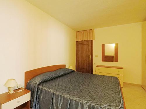 Habitación de hotel con cama y ventana en Jajo Apartments, en Castelsardo