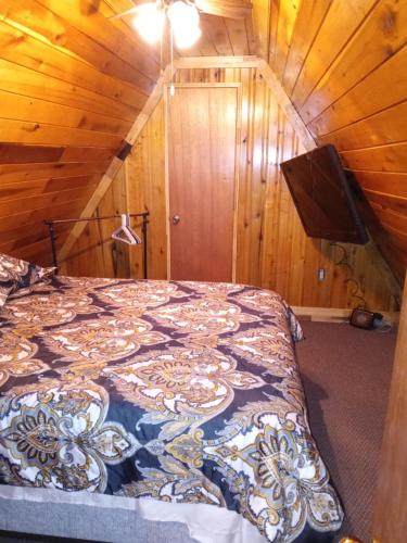 Postel nebo postele na pokoji v ubytování Tranquil Oaks Cabin