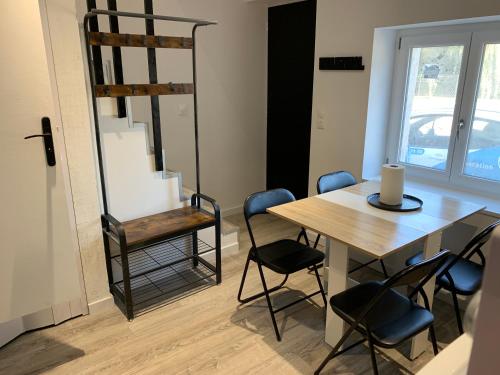 une chambre avec une table, des chaises et une échelle dans l'établissement Petite maison atypique cocooning, à Raon-lʼÉtape
