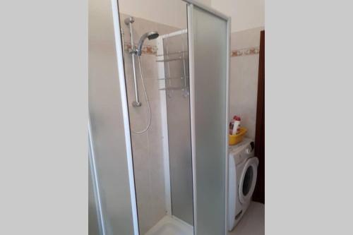 a shower stall in a bathroom with a toilet at Comodo appartamento a due passi dalla stazione in Macerata