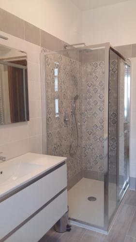 bagno con doccia e lavandino di Appartamento Mare Pital a Marina di Massa