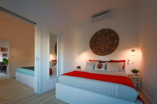 ein Schlafzimmer mit einem großen Bett und einem Spiegel in der Unterkunft Art District - POP & ROCK Apartments in Porto