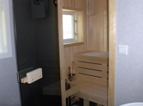 Koupelna v ubytování Strandvillan, Öland - fantastiskt läge nära havet!