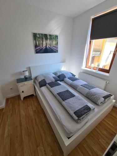 מיטה או מיטות בחדר ב-Ferienwohnung Muldental