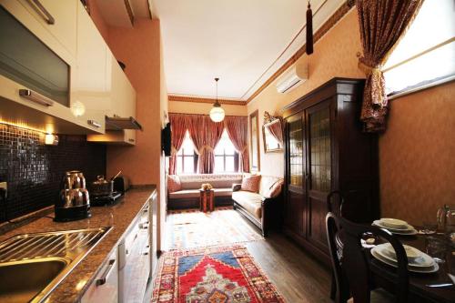 Η κουζίνα ή μικρή κουζίνα στο Antik Konak Sultanahmet Luxury Apart Hotel