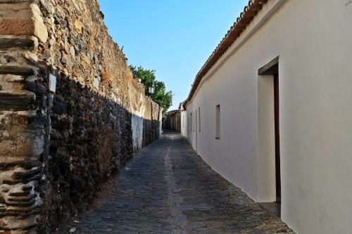 an alley between a building and a wall at Casa das Videiras in Monsaraz