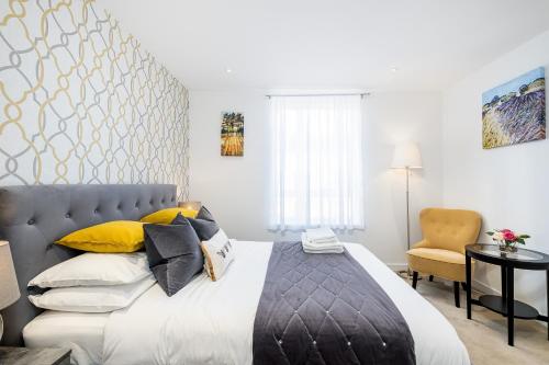 Gallery image of Silver Apartment Kew Bridge London in Kew Bridge