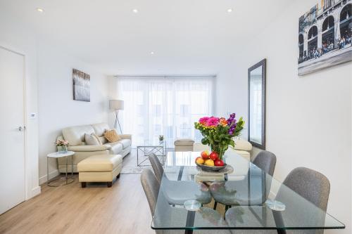 Area soggiorno di Silver Apartment Kew Bridge London