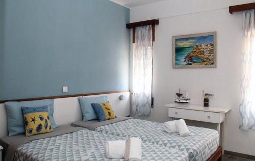 two beds in a small room with blue walls at Marisol 2F Waterfront in Armação de Pêra