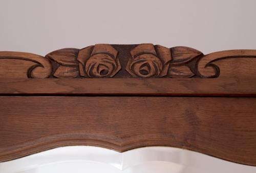 a wooden headboard with a carving of flowers on it at NUEVO Katu Kale Apartamentuak CENTRO HISTORICO in Getaria