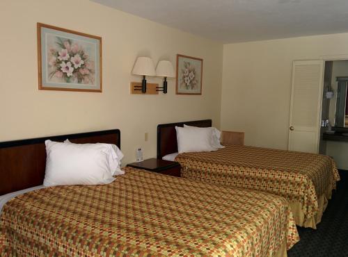 Economy Inn Toledo-Perrysburg tesisinde bir odada yatak veya yataklar