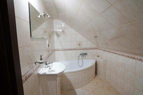 A bathroom at Kwatery u Pączka