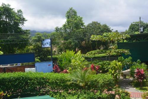 Taman di luar Dolce Uvita