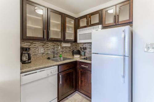 Kuchyň nebo kuchyňský kout v ubytování Staybridge Suites Davenport by IHG