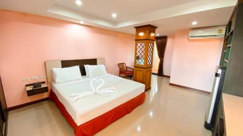 a bedroom with a bed with a swan on it at AA Pattaya Ville in Pattaya Central