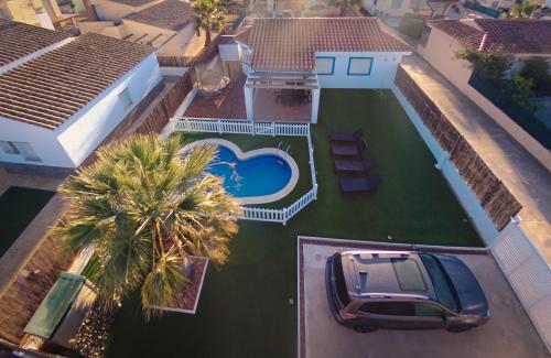 una vista aérea de una casa con coche y piscina en Villa Julia, en Riumar