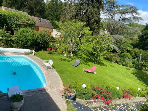 - une vue aérienne sur une cour avec une piscine dans l'établissement Appartements et Chambres Le Vaumurier de Saint Lambert, à Saint-Lambert