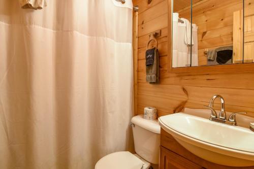 A bathroom at EASY LIVIN - SECLUDED FAMILY LOG CABIN