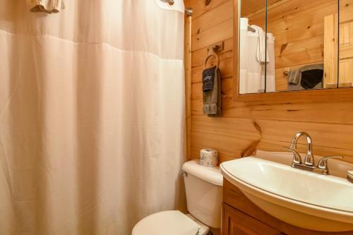 Ένα μπάνιο στο EASY LIVIN - SECLUDED FAMILY LOG CABIN