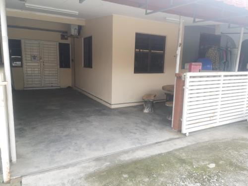 an empty room with a white wall and a gate at RH Homestay Berhawa Dingin in Kota Bharu