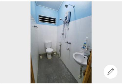 a bathroom with a shower and a toilet and a sink at RH Homestay Berhawa Dingin in Kota Bharu