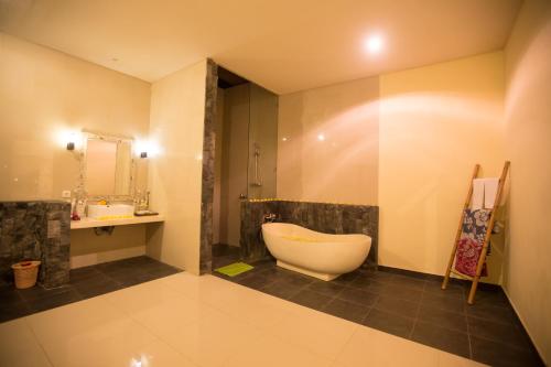 Et badeværelse på Asri Sari Ubud Resort and Villa