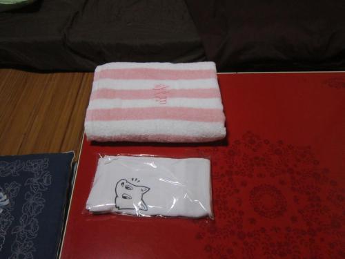 uma toalha de gato e um guardanapo na mesa em Guesthouse Kotohira em Kotohira