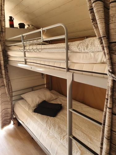 Dviaukštė lova arba lovos apgyvendinimo įstaigoje Rialahästgård