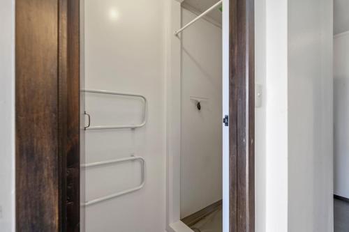 Ванная комната в Chalet Mahuta - Five Mile Bay Holiday Home