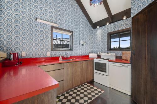 Кухня или мини-кухня в Chalet Mahuta - Five Mile Bay Holiday Home
