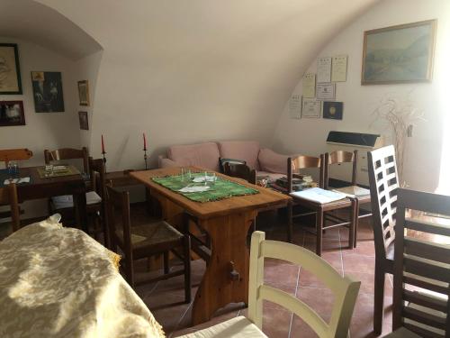 a living room with a table and chairs at Il Minotauro B&B a 5 minuti da Popoli in Vittorito
