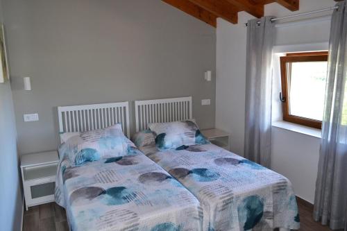 1 dormitorio con cama y ventana en CASA SOLORGA - apartamentos rurales en San Miguel de Meruelo