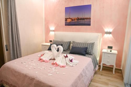 a bedroom with two swans on a bed at Don Giovanni in Alghero