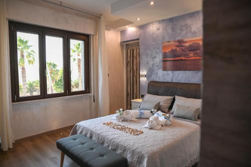 una camera da letto con un letto con due peluche sopra di Don Giovanni ad Alghero