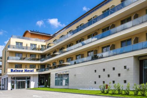 an external view of the balmoral hotel at Balneo Hotel Zsori Thermal & Wellness in Mezőkövesd