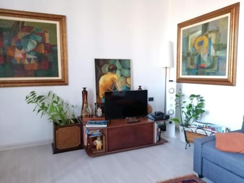 パレルモにあるLa Casa di Beatriceのリビングルーム(テレビ、青いソファ付)