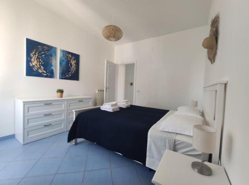 una camera bianca con letto e cassettiera di Appartamento a 60 metri dal lungomare Circe a Terracina