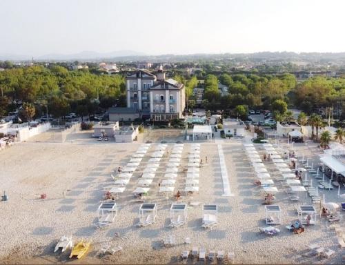 een luchtzicht op een grote parkeerplaats met ligstoelen bij Hotel Liberty Beach - Parking & Beach included in Riccione