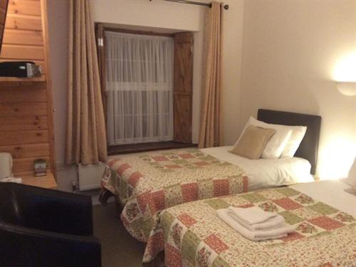 um quarto de hotel com duas camas e uma janela em The Old Star em Bristol