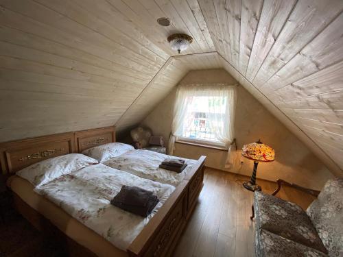 Tempat tidur dalam kamar di Arbatinės apartamentai