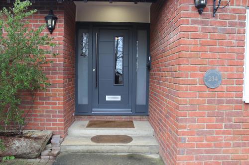 una casa de ladrillo con una puerta delantera azul en Oxfordbnb en Oxford
