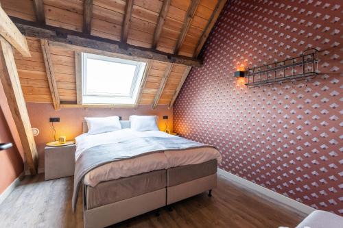 ein Schlafzimmer mit einem großen Bett in einem Zimmer in der Unterkunft Graaf ter Horst in Horst