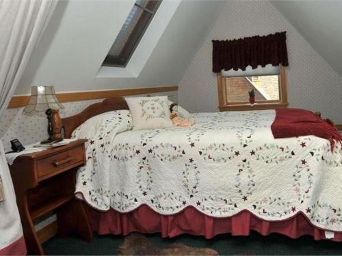 Ένα ή περισσότερα κρεβάτια σε δωμάτιο στο Victorian Loft Bed and Breakfast
