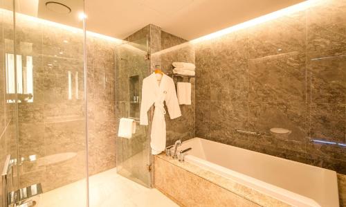 Ένα μπάνιο στο Oakwood Apartments Sanya
