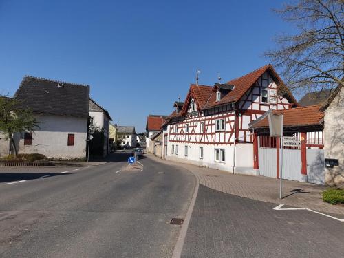LimbachにあるPension Zum Adlerの木造の町の空き道