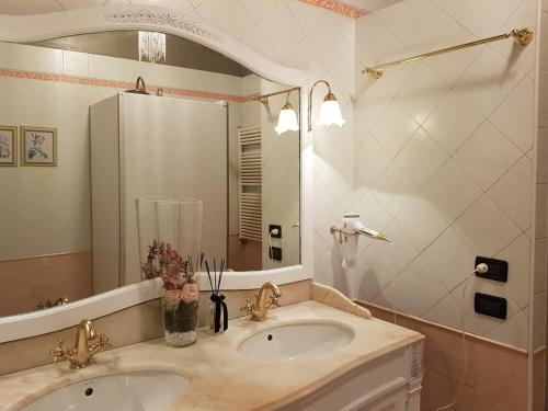 W łazience znajduje się umywalka i lustro. w obiekcie B&B Villa Rivabella w Bolonii